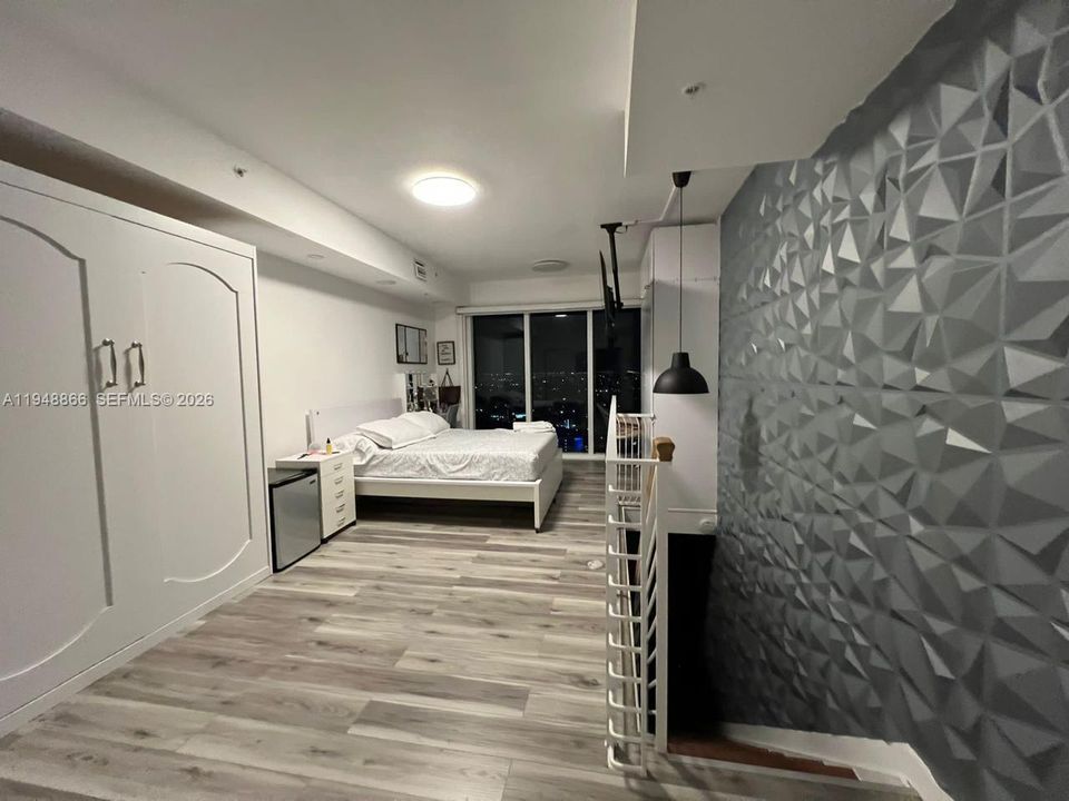 For Sale: $464,900 (1 beds, 1 baths, 705 Square Feet)