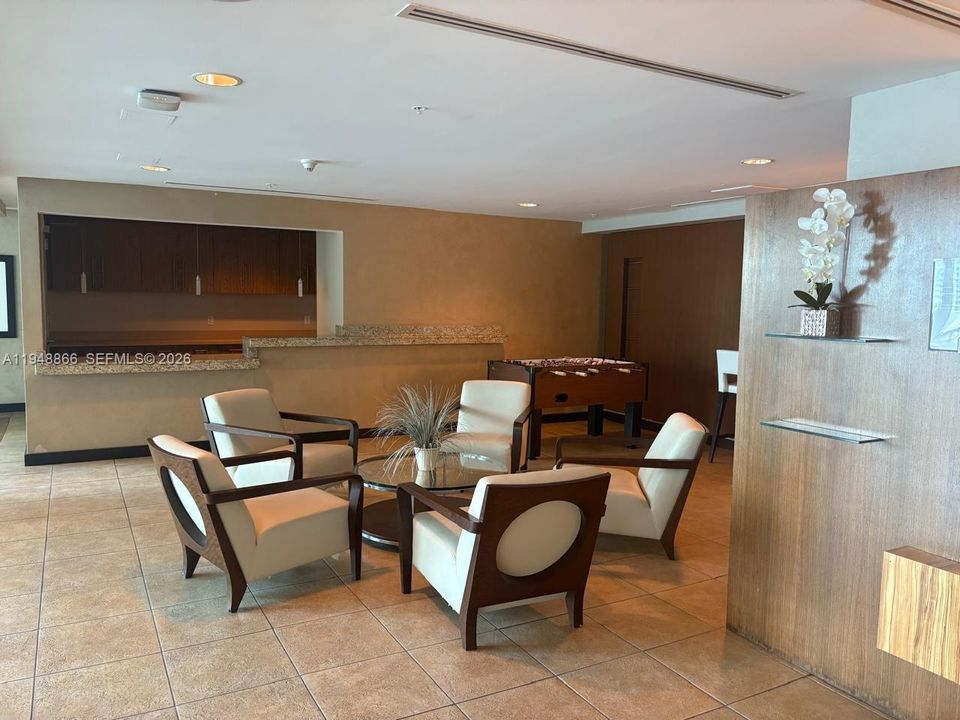 For Sale: $464,900 (1 beds, 1 baths, 705 Square Feet)