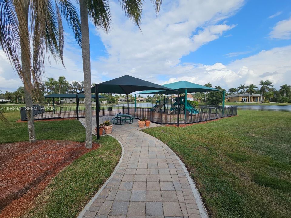 En Venta: $1,795,000 (1.66 acres)