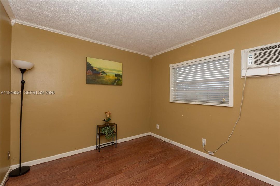 2nd Bedroom, Ideal as a Reading Room, Craft Room or Guest Room