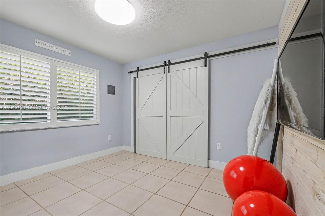 Vendido Recientemente: $1,050,000 (4 camas, 3 baños, 2226 Pies cuadrados)