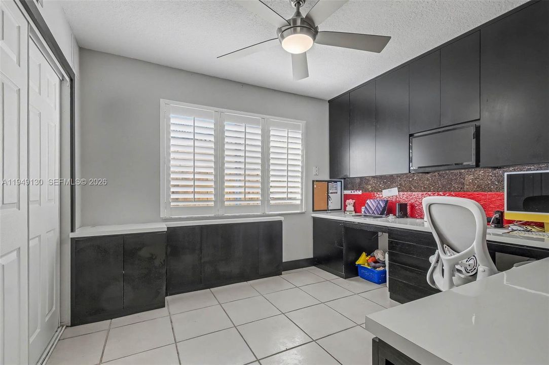 Vendido Recientemente: $1,050,000 (4 camas, 3 baños, 2226 Pies cuadrados)