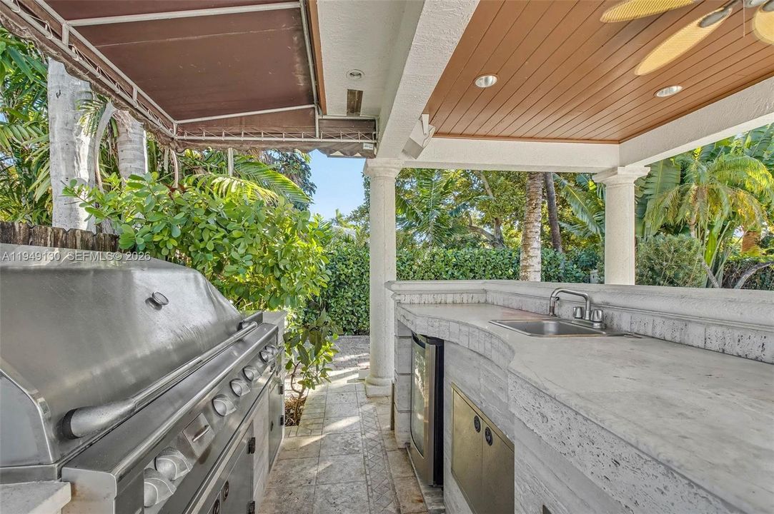 Vendido Recientemente: $1,050,000 (4 camas, 3 baños, 2226 Pies cuadrados)
