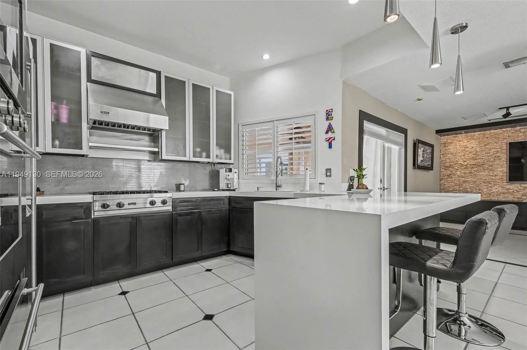 Vendido Recientemente: $1,050,000 (4 camas, 3 baños, 2226 Pies cuadrados)