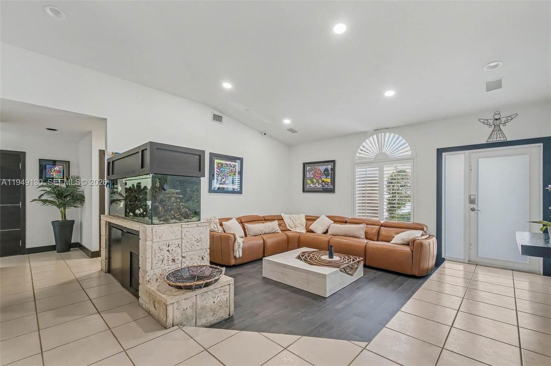 Vendido Recientemente: $1,050,000 (4 camas, 3 baños, 2226 Pies cuadrados)