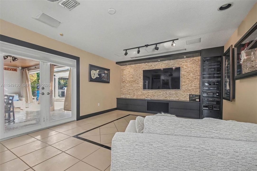 Vendido Recientemente: $1,050,000 (4 camas, 3 baños, 2226 Pies cuadrados)