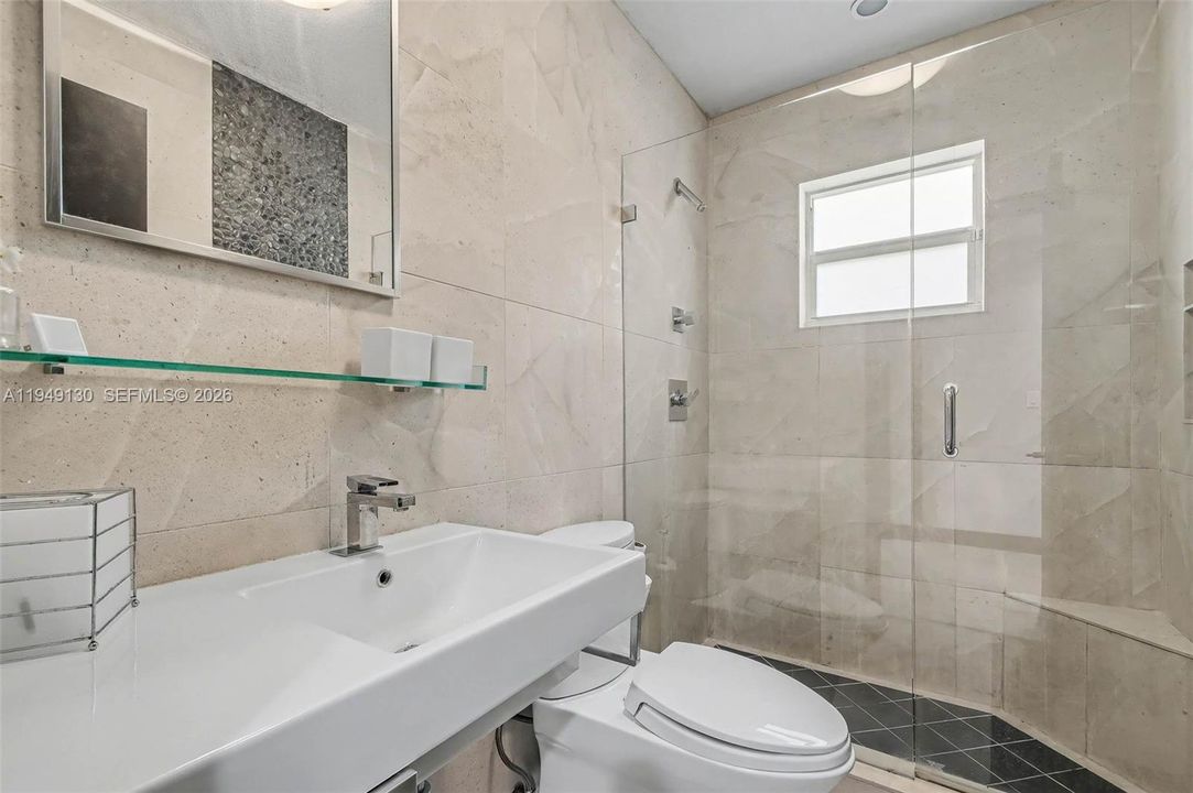 Vendido Recientemente: $1,050,000 (4 camas, 3 baños, 2226 Pies cuadrados)