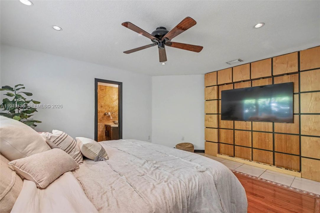 Vendido Recientemente: $1,050,000 (4 camas, 3 baños, 2226 Pies cuadrados)