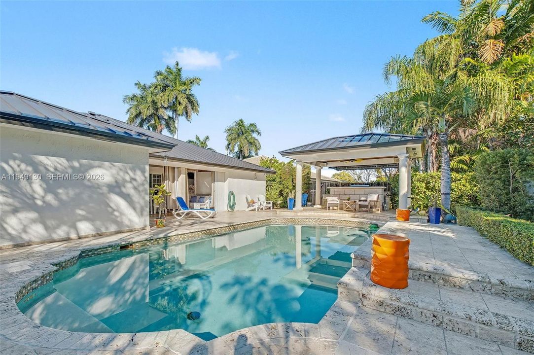 Vendido Recientemente: $1,050,000 (4 camas, 3 baños, 2226 Pies cuadrados)