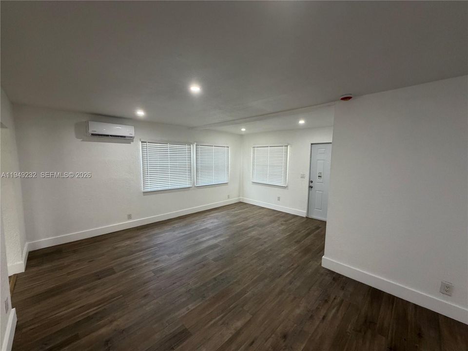 На продажу: $449,900 (4 спален, 2 ванн, 1426 Квадратных фут)