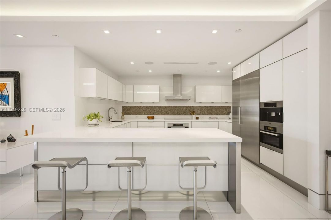 Недавно продано: $2,700,000 (2 спален, 2 ванн, 2710 Квадратных фут)