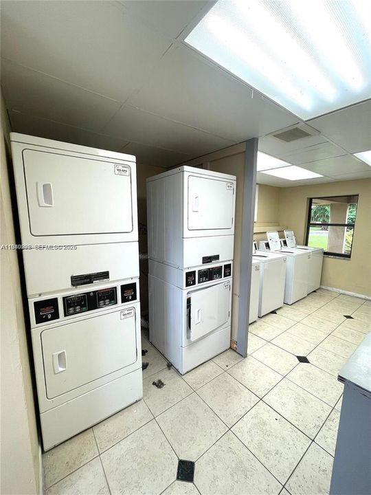 For Sale: $269,000 (2 beds, 1 baths, 890 Square Feet)