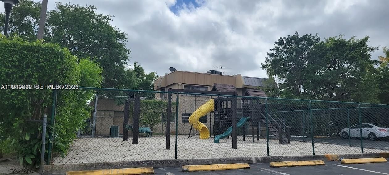 For Sale: $269,000 (2 beds, 1 baths, 890 Square Feet)