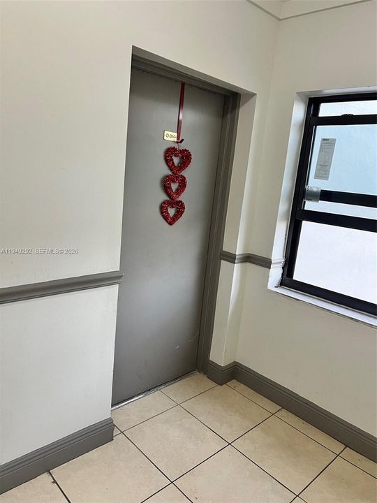 For Sale: $269,000 (2 beds, 1 baths, 890 Square Feet)