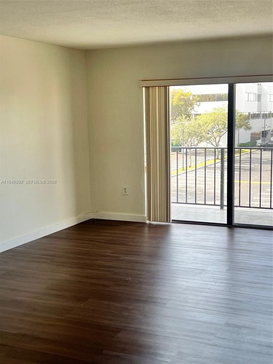 For Sale: $269,000 (2 beds, 1 baths, 890 Square Feet)