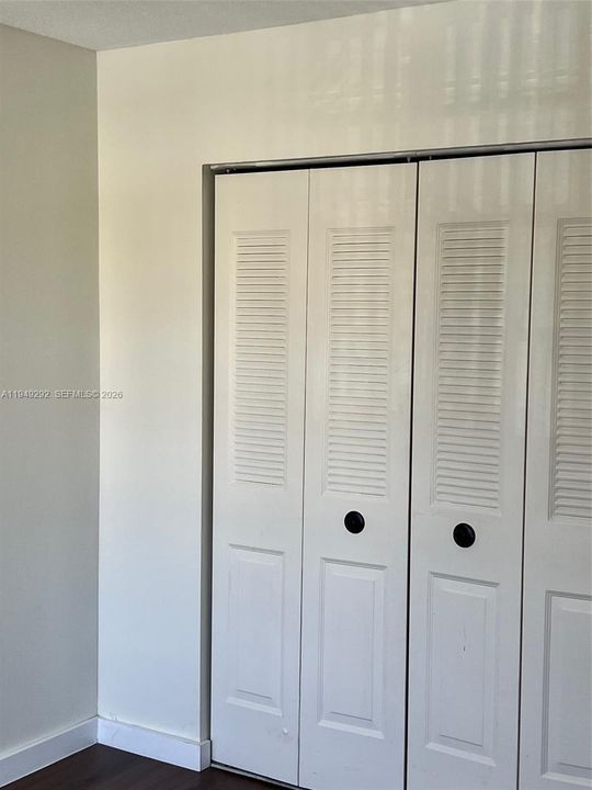 For Sale: $269,000 (2 beds, 1 baths, 890 Square Feet)