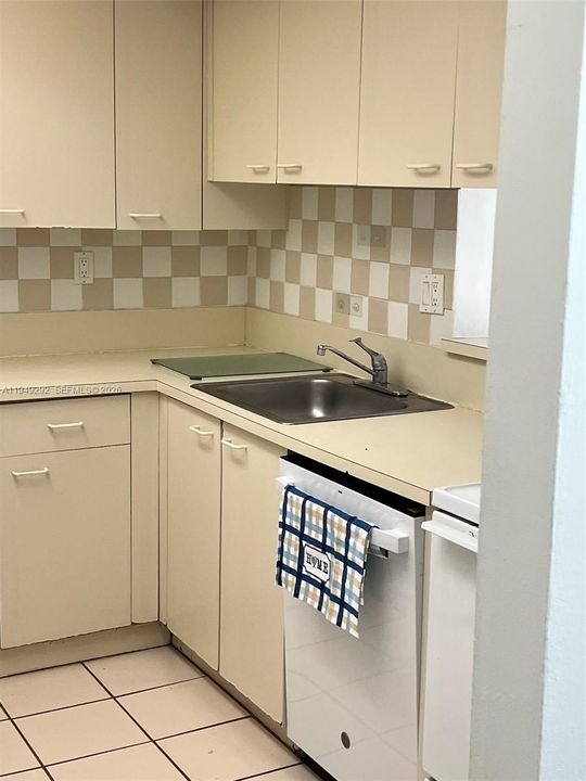 For Sale: $269,000 (2 beds, 1 baths, 890 Square Feet)