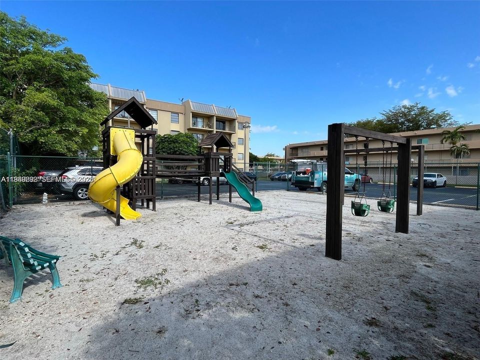 For Sale: $269,000 (2 beds, 1 baths, 890 Square Feet)
