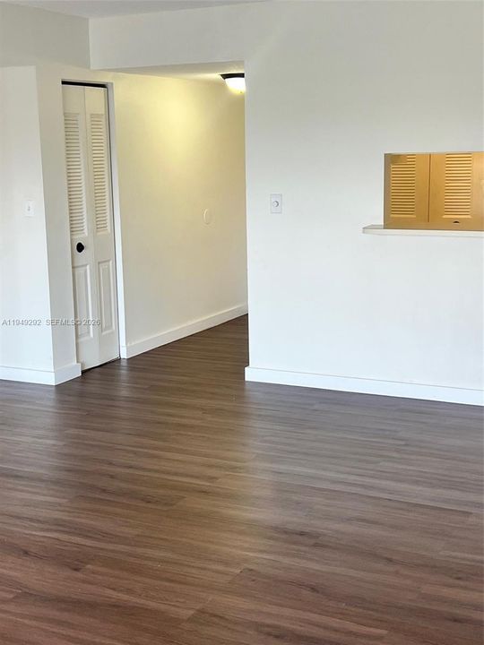 For Sale: $269,000 (2 beds, 1 baths, 890 Square Feet)