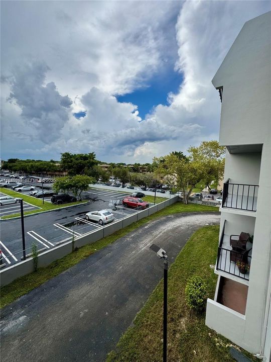 For Sale: $269,000 (2 beds, 1 baths, 890 Square Feet)