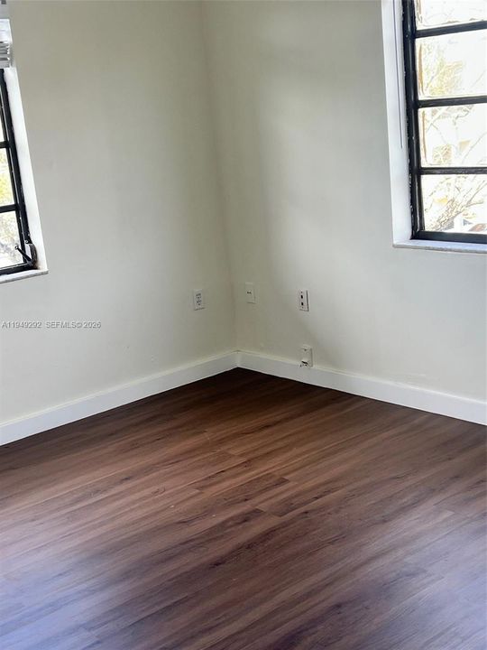 For Sale: $269,000 (2 beds, 1 baths, 890 Square Feet)