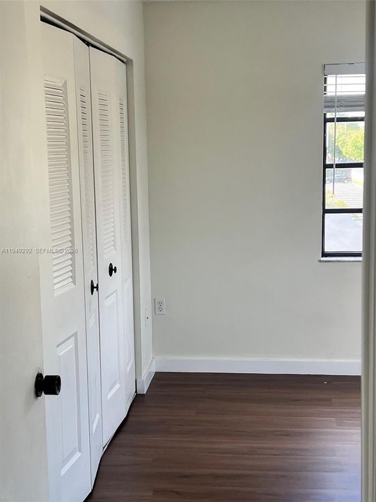 For Sale: $269,000 (2 beds, 1 baths, 890 Square Feet)