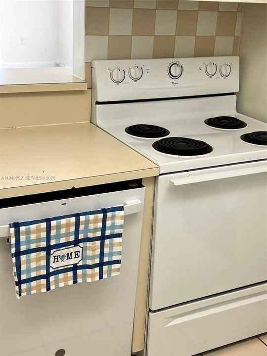 For Sale: $269,000 (2 beds, 1 baths, 890 Square Feet)