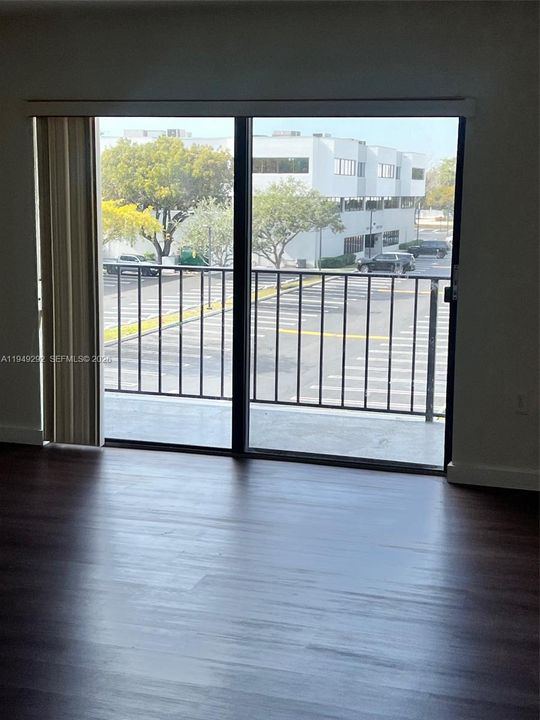 For Sale: $269,000 (2 beds, 1 baths, 890 Square Feet)