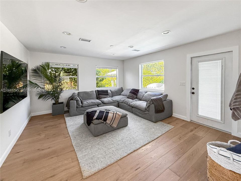 Vendido Recientemente: $999,995 (4 camas, 2 baños, 1784 Pies cuadrados)
