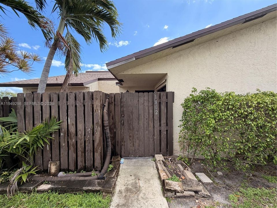 出租: $1,925 (2 贝兹, 2 浴室, 951 平方英尺)