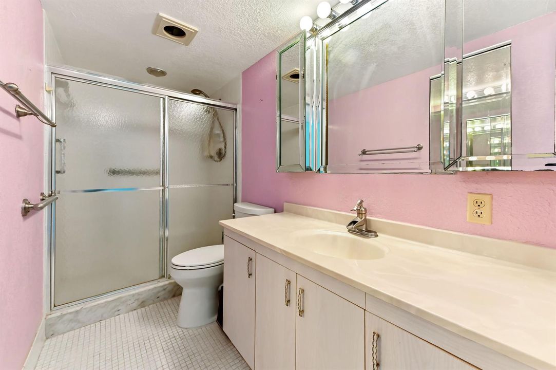 19 bathroom 01