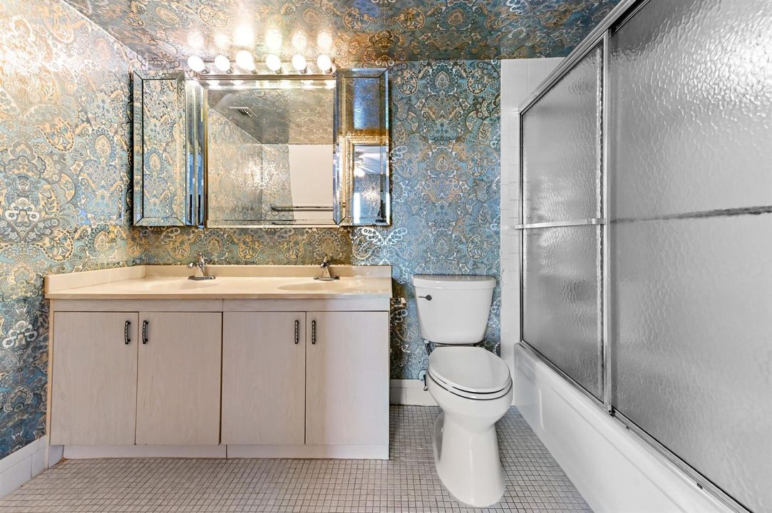 17 bathroom 01