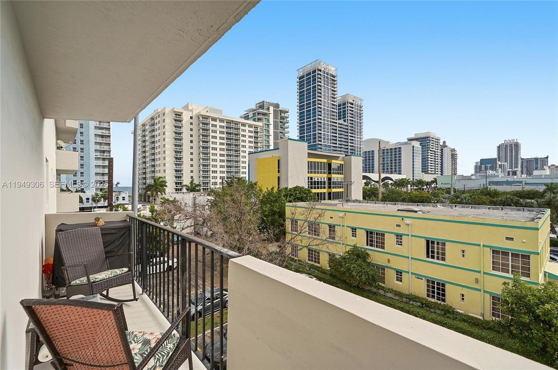 Active With Contract: $364,000 (2 beds, 2 baths, 895 Square Feet)