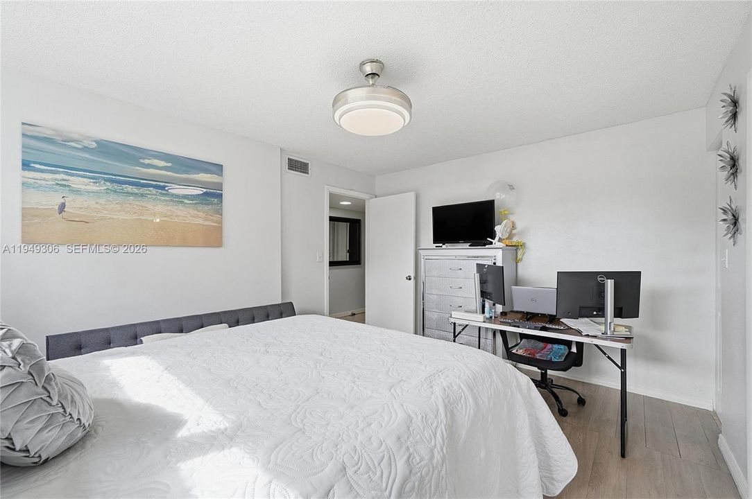 Active With Contract: $364,000 (2 beds, 2 baths, 895 Square Feet)
