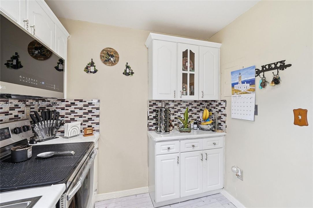 Active With Contract: $364,000 (2 beds, 2 baths, 895 Square Feet)