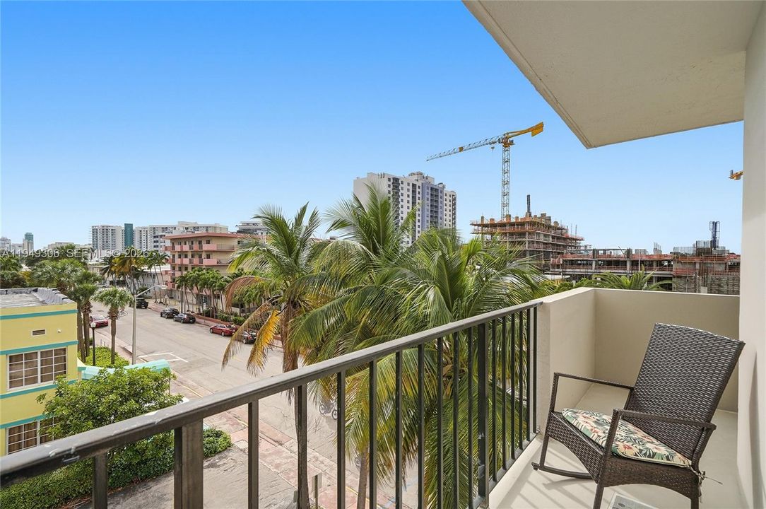 Active With Contract: $364,000 (2 beds, 2 baths, 895 Square Feet)