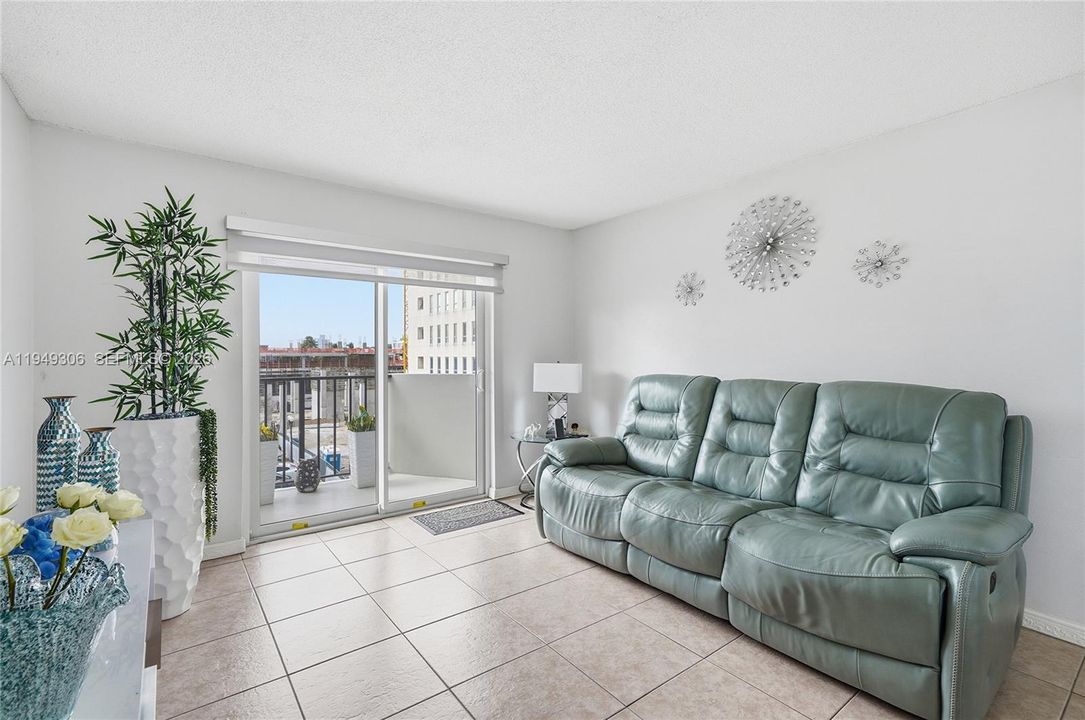 Active With Contract: $364,000 (2 beds, 2 baths, 895 Square Feet)