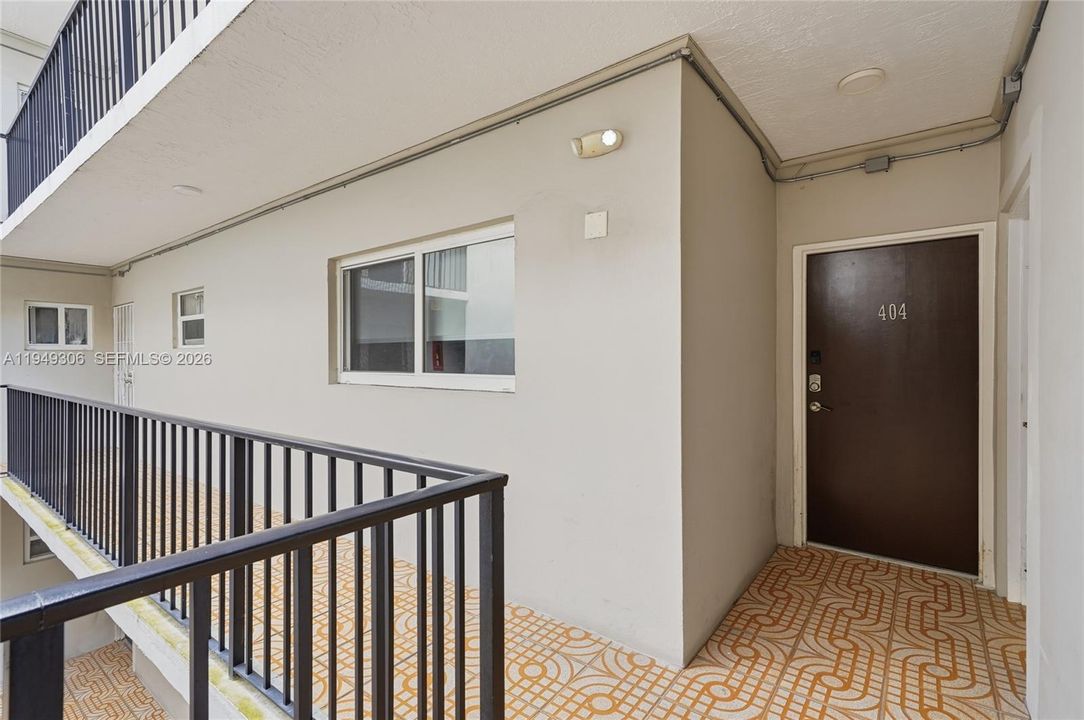 Active With Contract: $364,000 (2 beds, 2 baths, 895 Square Feet)