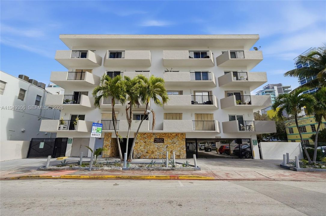 Active With Contract: $364,000 (2 beds, 2 baths, 895 Square Feet)