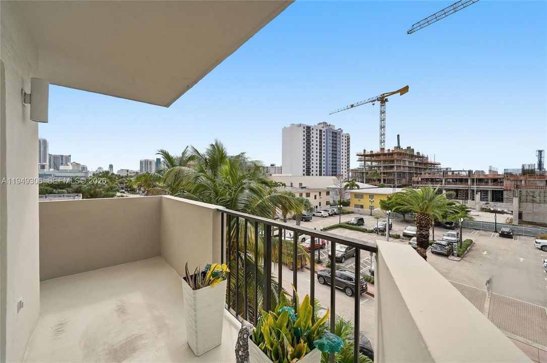 Active With Contract: $364,000 (2 beds, 2 baths, 895 Square Feet)