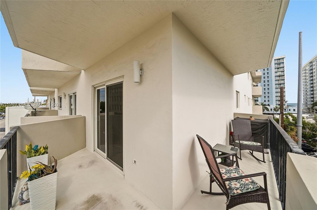 Active With Contract: $364,000 (2 beds, 2 baths, 895 Square Feet)