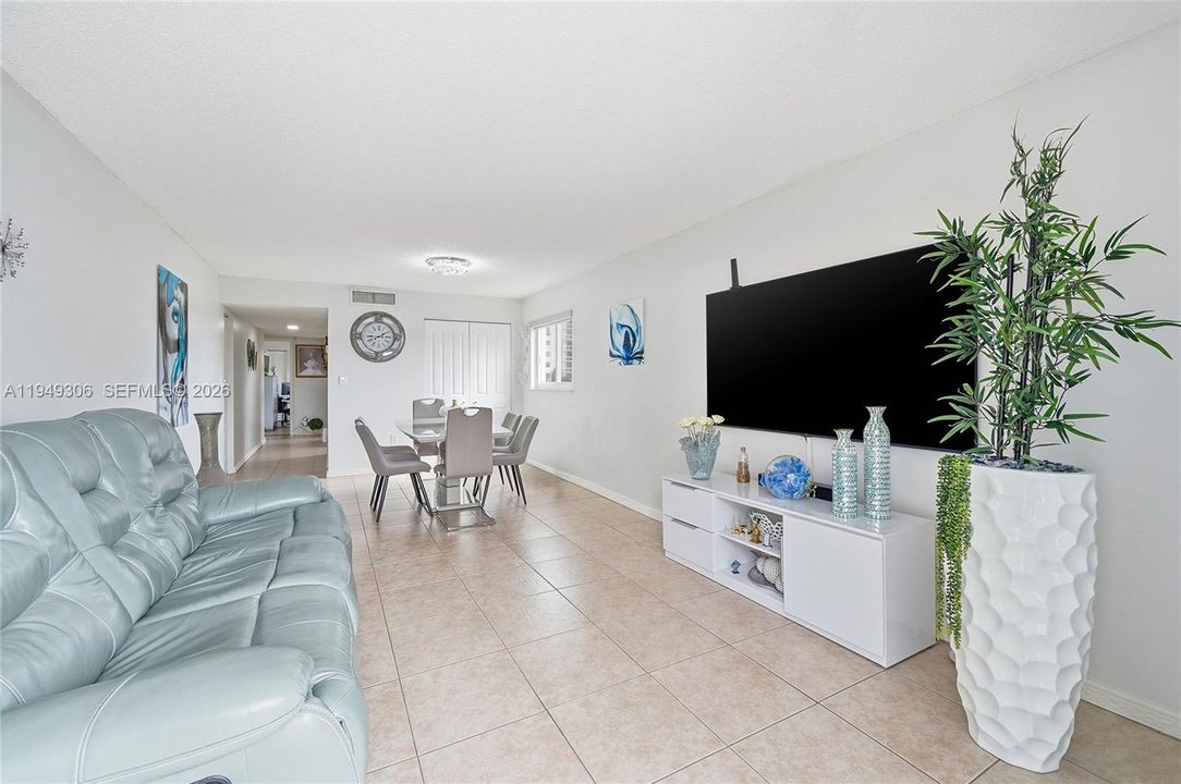 Active With Contract: $364,000 (2 beds, 2 baths, 895 Square Feet)