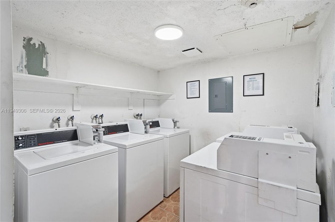 Active With Contract: $364,000 (2 beds, 2 baths, 895 Square Feet)