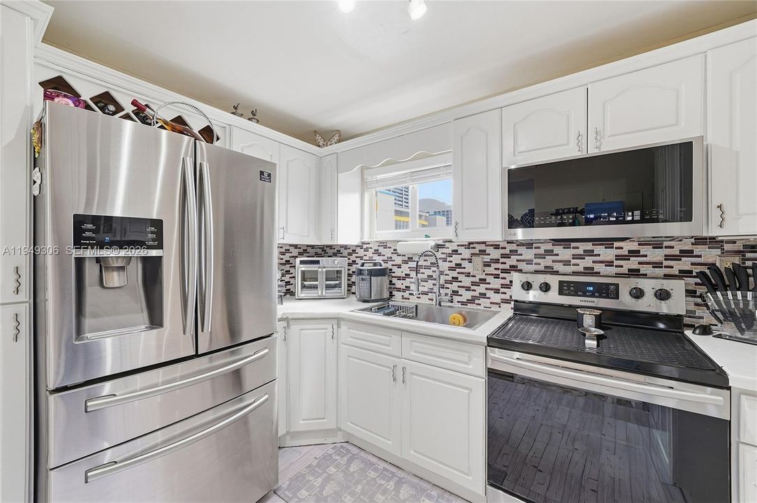 Active With Contract: $364,000 (2 beds, 2 baths, 895 Square Feet)