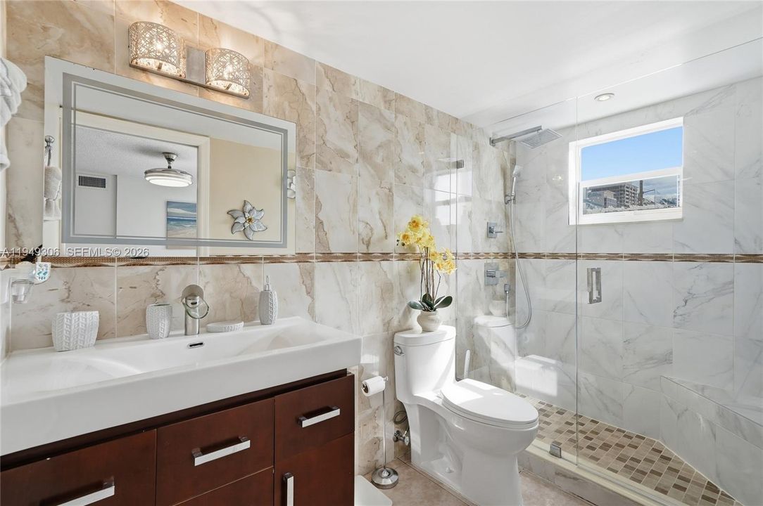Active With Contract: $364,000 (2 beds, 2 baths, 895 Square Feet)