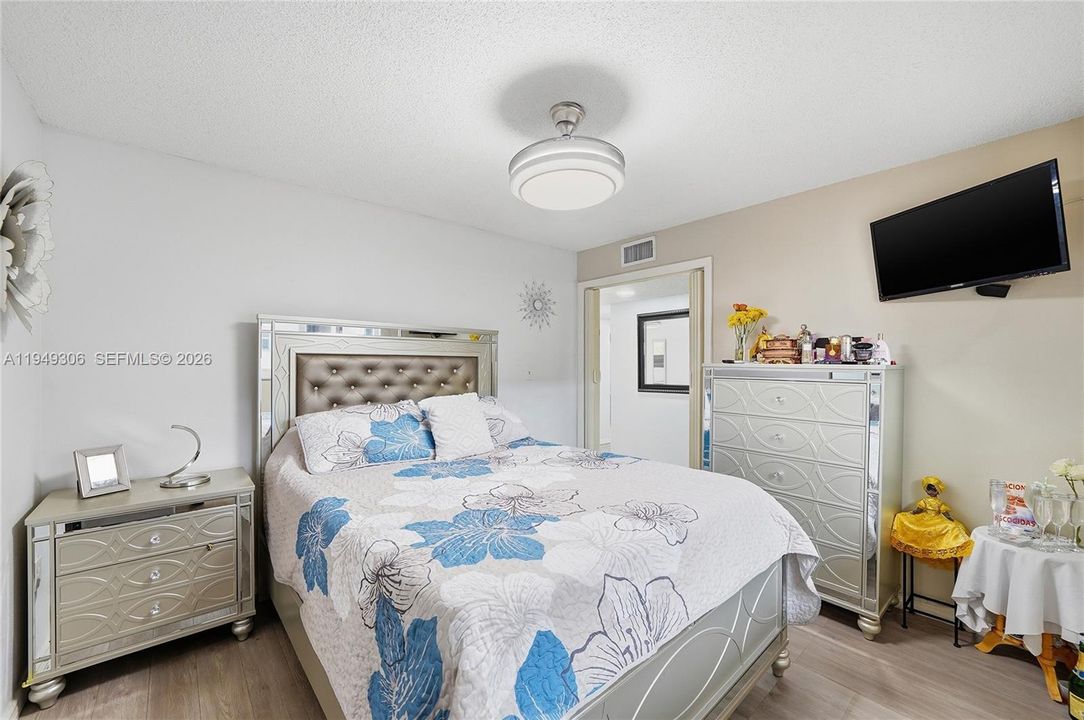 Active With Contract: $364,000 (2 beds, 2 baths, 895 Square Feet)