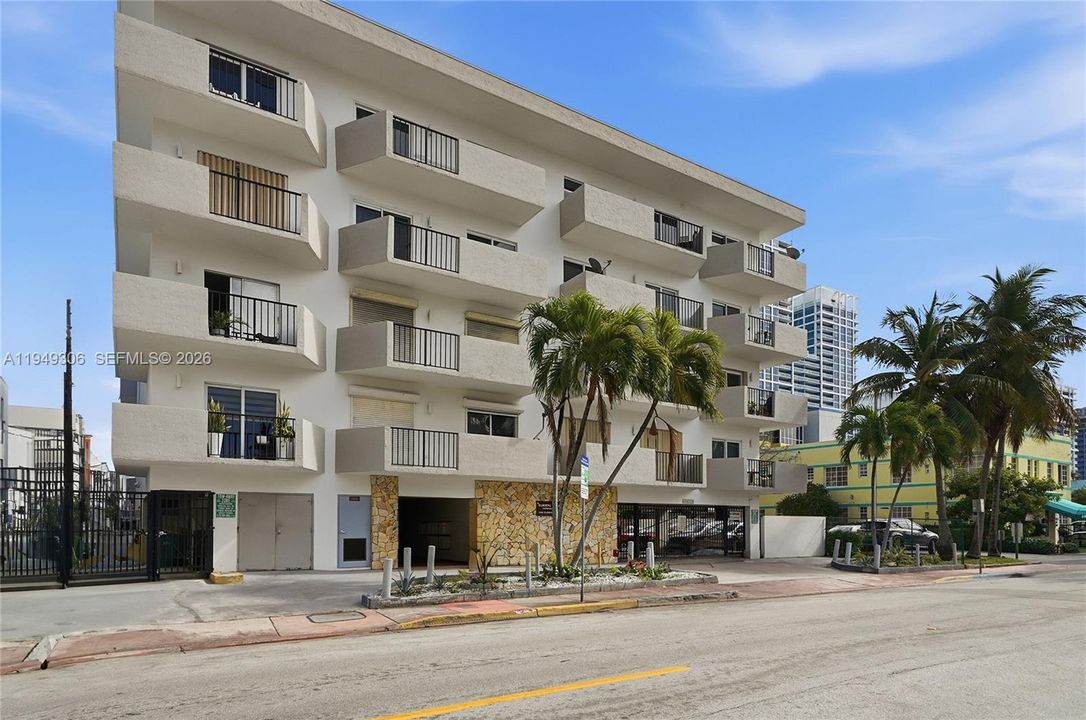 Active With Contract: $364,000 (2 beds, 2 baths, 895 Square Feet)