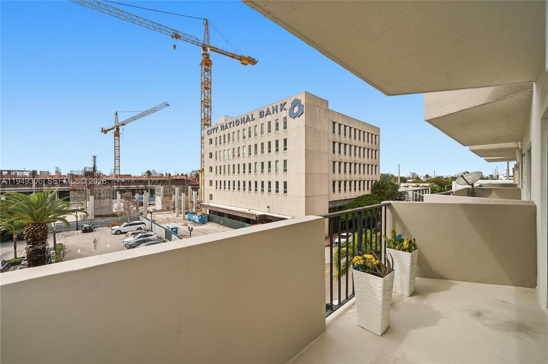 Active With Contract: $364,000 (2 beds, 2 baths, 895 Square Feet)