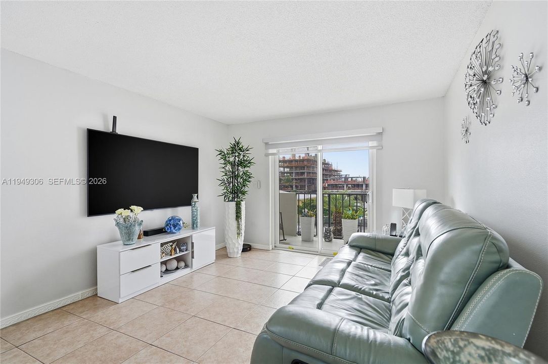 Active With Contract: $364,000 (2 beds, 2 baths, 895 Square Feet)