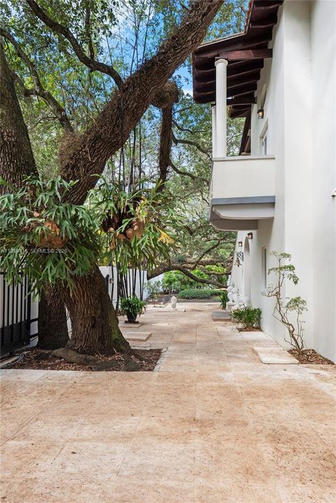 For Sale: $5,900,000 (6 beds, 4 baths, 4222 Square Feet)